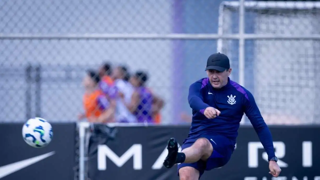 Preparador de goleiros do Corinthians pode levar gancho após ofensas em jogo do Brasileirão