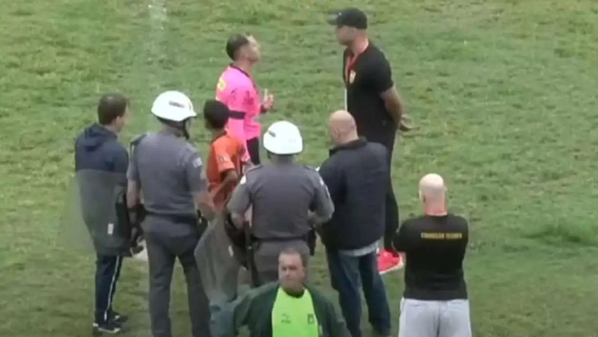 Presidente da Fifa condena atos racistas em jogo do Corinthians: "Enojado"