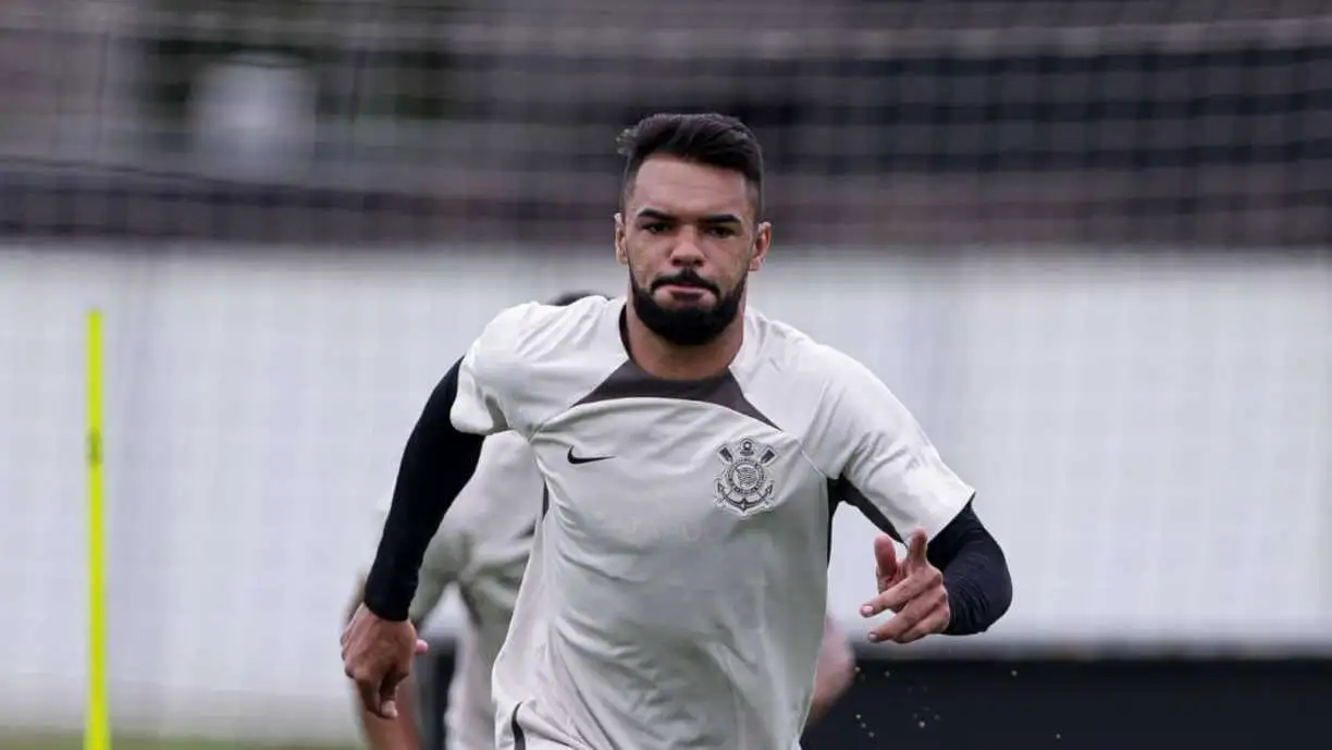 Prestes a completar grande marca no Corinthians, Raniele elogia elenco: "Energia contagiante"