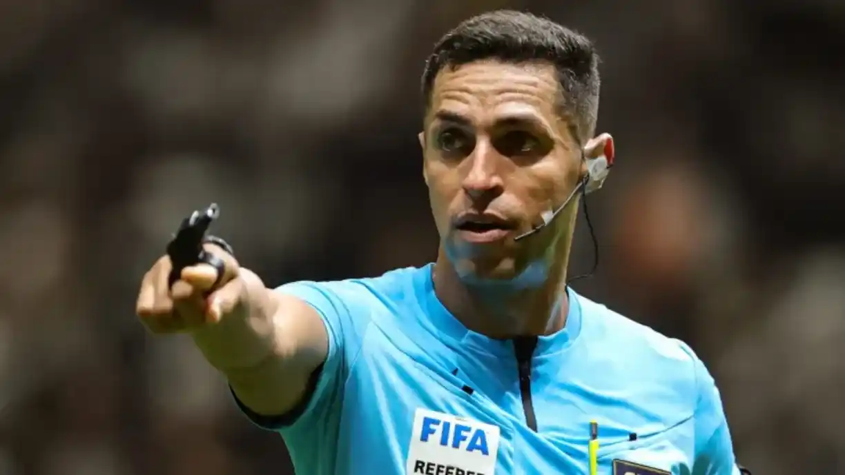 Após empate, trio do Corinthians protesta por pênalti; técnico diz que árbitros “deveriam sair presos” - Foto: Gilson Lobo/AGIF 