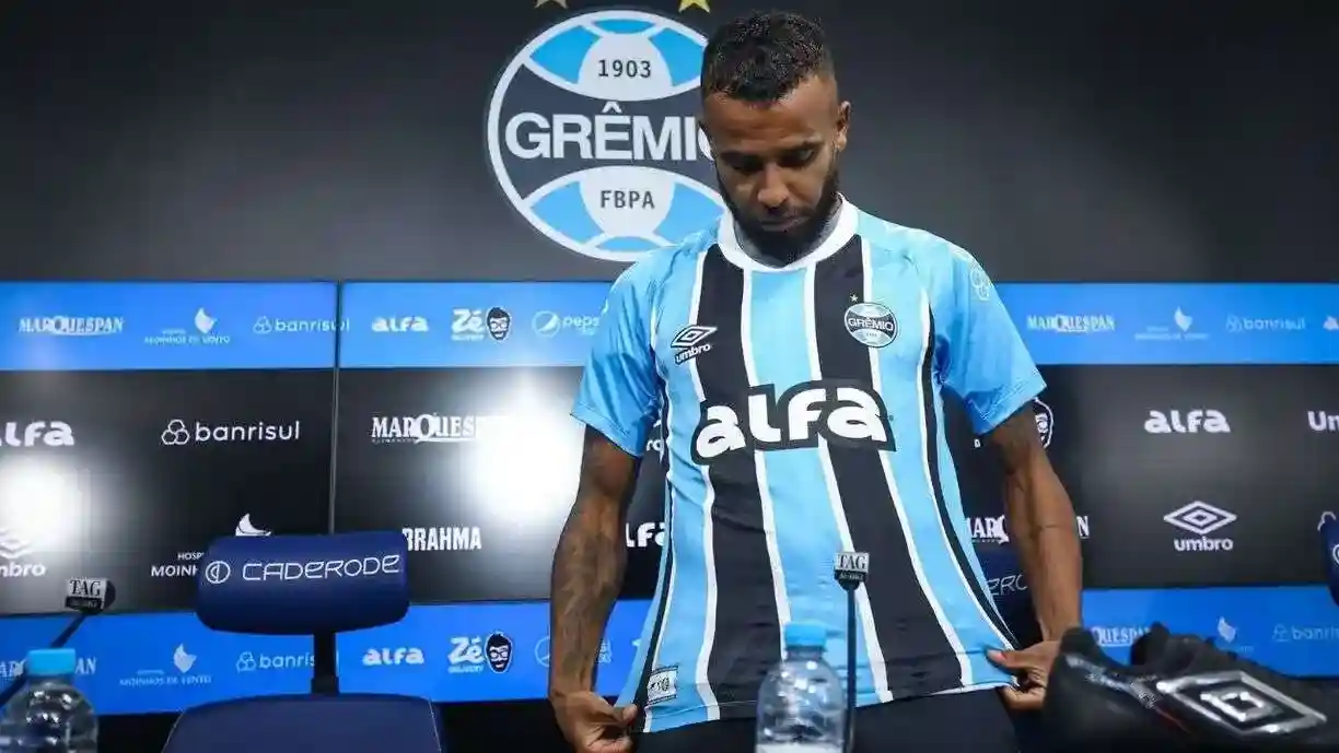 Alex Santana tem contrato de empréstimo com o Grêmio até o fim de 2025 e pode voltar ao Corinthians - Foto: Lucas Uebel/Grêmio FBPA