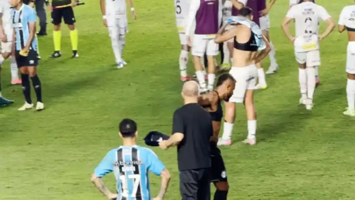 Jogador que está no Grêmio deve voltar ao Corinthians depois do Campeonato Brasileiro deste ano - Foto: Reprodução/@vitaooficial