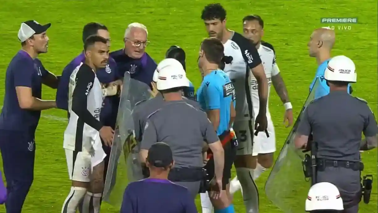 Dorival Júnior se revolta com atuação da arbitragem no duelo entre Bragantino e Corinthians - Foto: Reprodução/Premiere FC