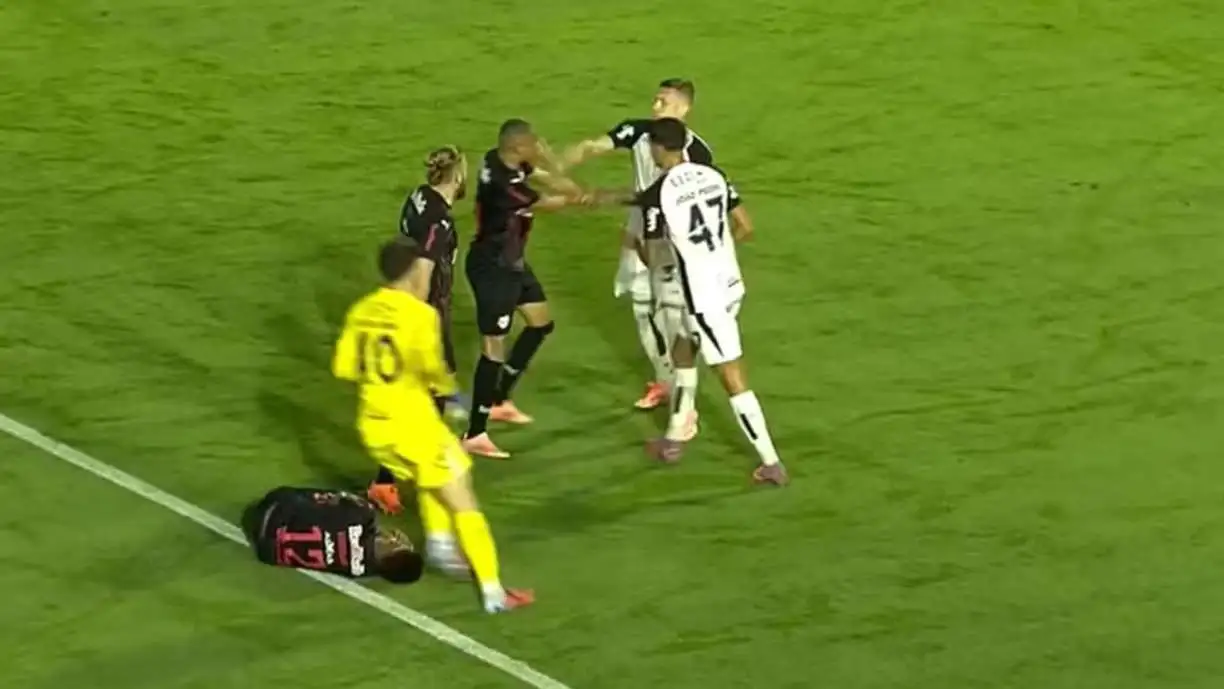 CBF mostra conversa do VAR em vermelho de Charles, no duelo entre Bragantino e Corinthians - Foto: Reprodução/Premiere FC