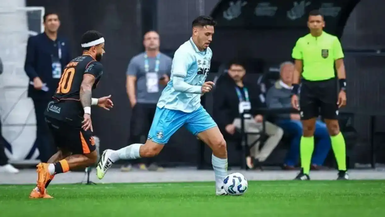 Memphis Depay marcou um dos gols do Corinthians no duelo diante do Grêmio - Foto: Lucas Uebel/Grêmio FBPA