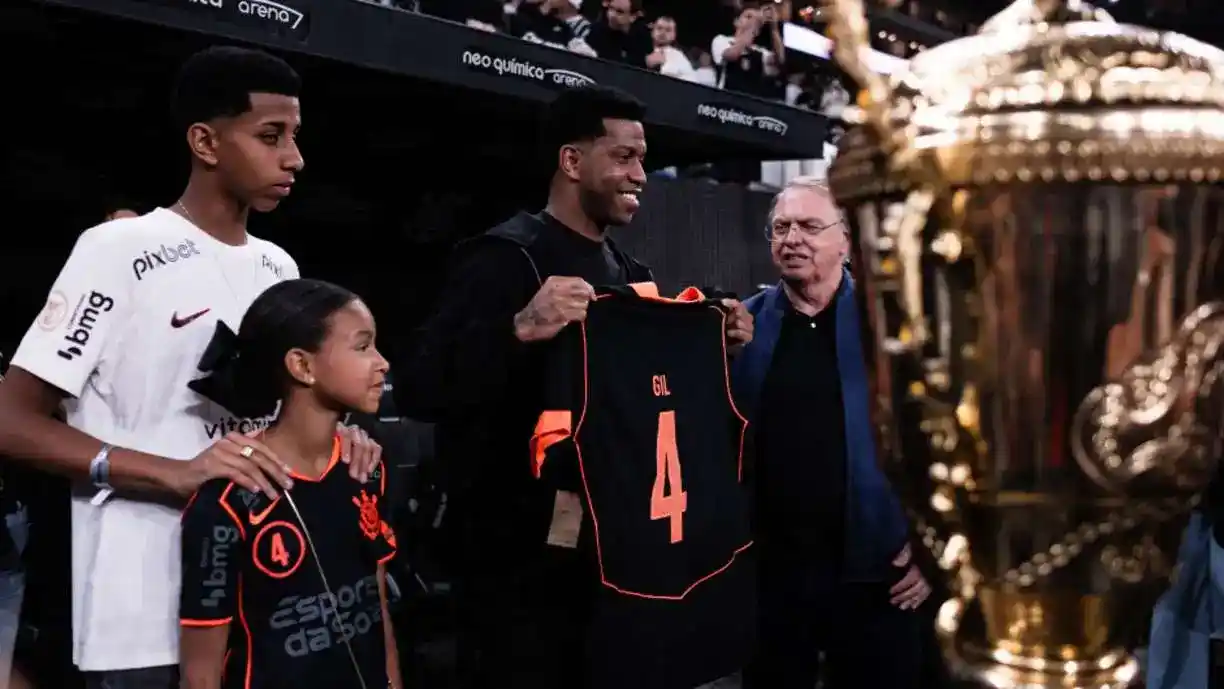 Gil esteve presente na Neo Química Arena contra o São Paulo e ganhou homenagens do Corinthians e da Fiel - Foto: Wanderson Oliveira/Meu Timão