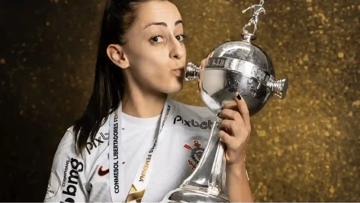 Ex-Corinthians, Luana Bertolucci marca após luta contra o câncer