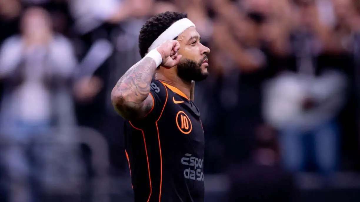 Memphis Depay celebra vitória do Corinthians, mas pede capricho nas finalizações