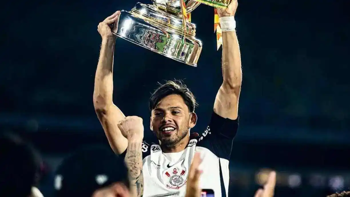 Ángel Romero levantou mais um troféu pelo Corinthians, mas não deve ficar para a temporada de 2026 - Foto: Danilo Fernandes