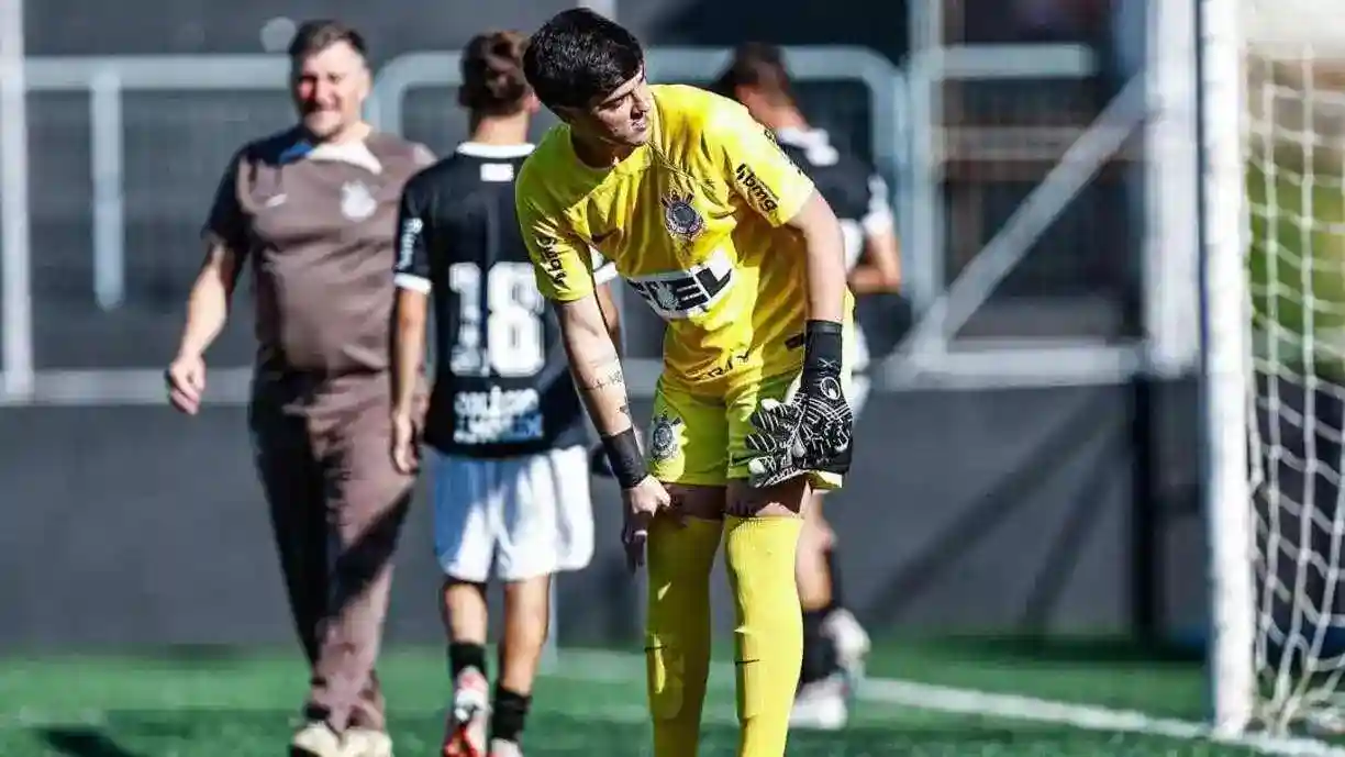 Corinthians e Hellas Verona fecham um acordo para goleiro deixar o Timão e ir para  o futebol italiano - Foto: Reprodução/Instagram - Arthur Borghi