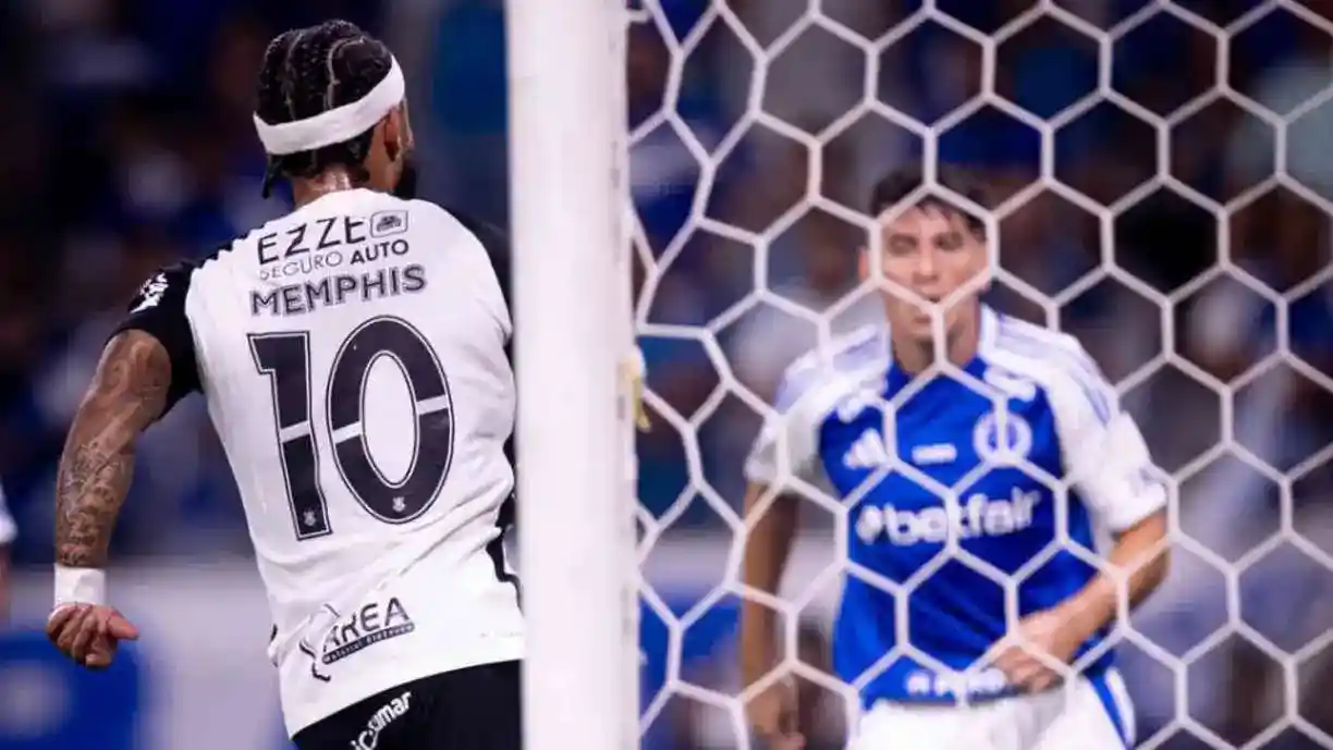 Leonardo Jardim compartilhou novo ângulo do gol de Memphis Depay e levantou dúvida sobre toque contra o Cruzeiro -Foto: Rodrigo Coca/Agência Corinthians