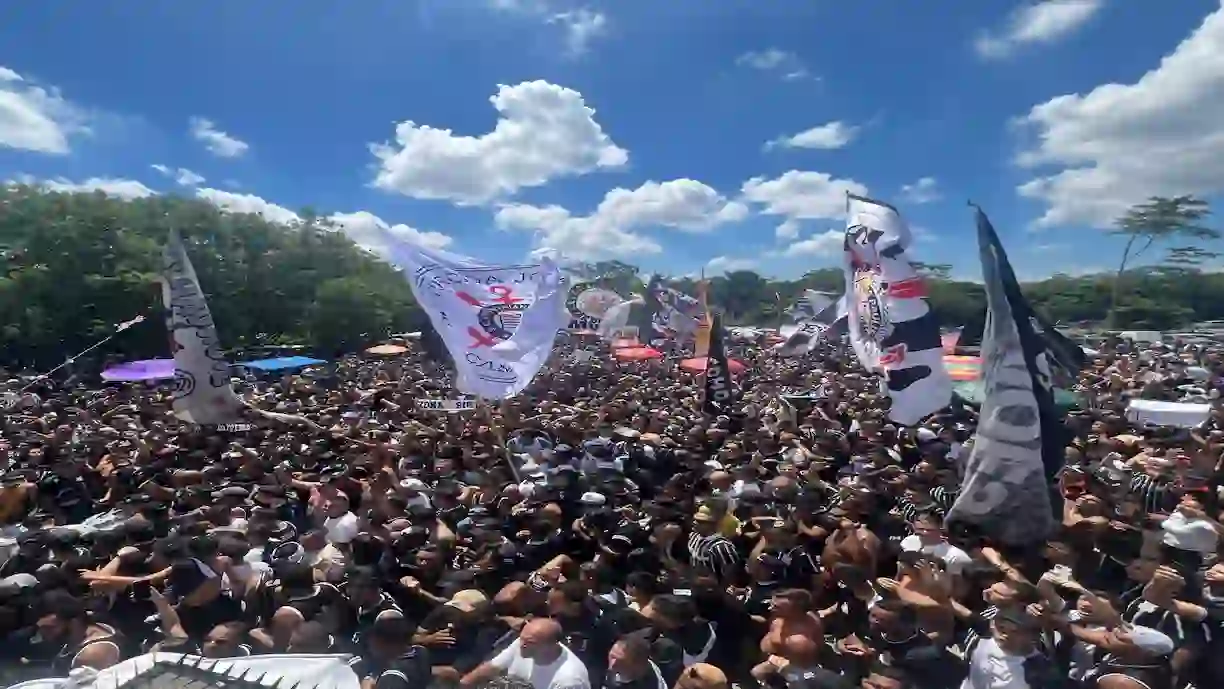 Fiel faz grande festa no CT e apoia o elenco do Timão na saída do ônibus antes da final da Copa do Brasil - Foto: Rodrigo Coca/Agência Corinthians