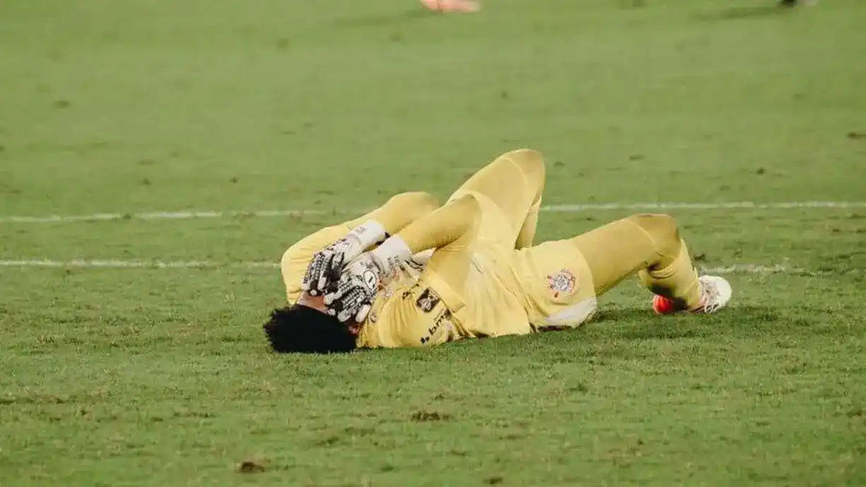 Hugo Souza foi um dos jogadores mais importantes da temporada do Corinthians - Foto: Reprodução/Instagram - Hugo Souza