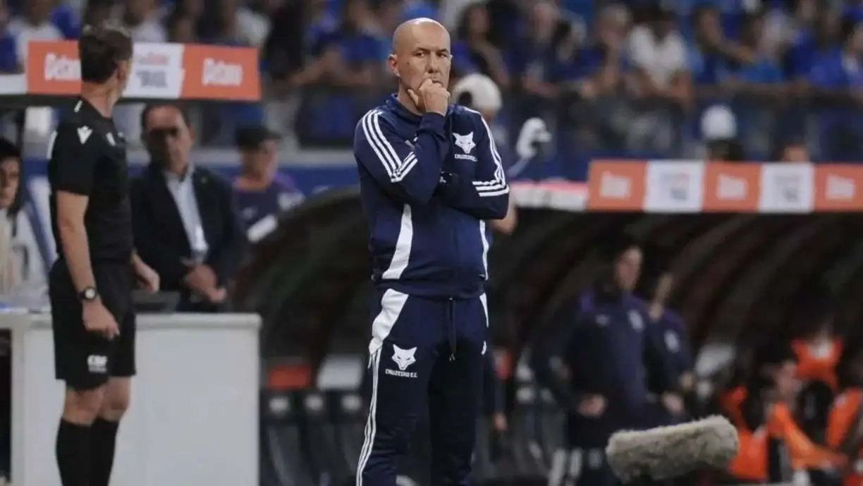 Leonardo Jardim concedeu entrevista coletiva na sala de imprensa do Mineirão, depois da vitória do Corinthians sobre o Cruzeiro - Foto: Alexandre Guzanshe