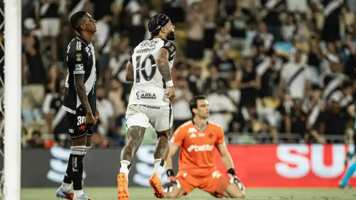 Memphis Depay marcou o gol do título do Corinthians, após jogada do meia Breno Bidon - Foto: Danilo Fernandes / Meu Timão