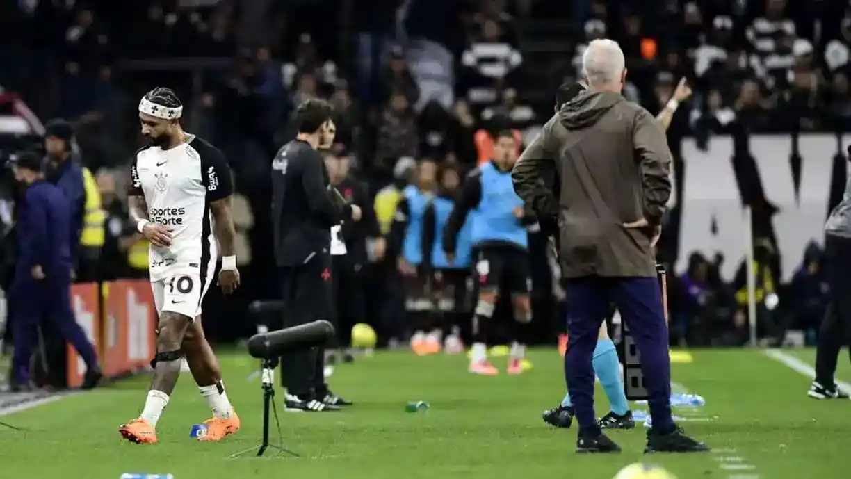 Dorival Júnior comenta a respeito da substituição de Memphis Depay em Corinthiane e Vasco - Foto: Marcos Ribolli