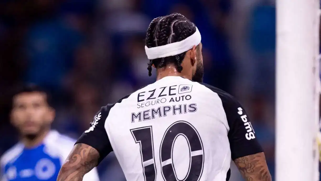 Memphis Depay enaltece a Fiel após a vitória do Corinthians: "Eles nos carregaram"