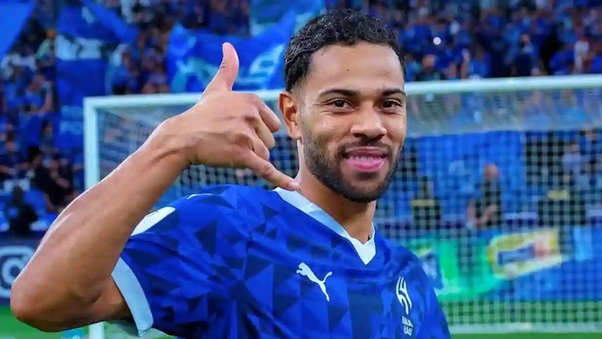 Renan Lodi esteve na Neo Química Arena, mas segue focado em retornar ao futebol europeu, sem planos no Corinthians - Foto: @renan_lodi