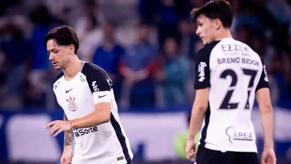 Rodrigo Garro ultrapassou Fausto Vera no jogo do Corinthians diante do Botafogo - Foto: Rodrigo Coca/Agência Corinthians