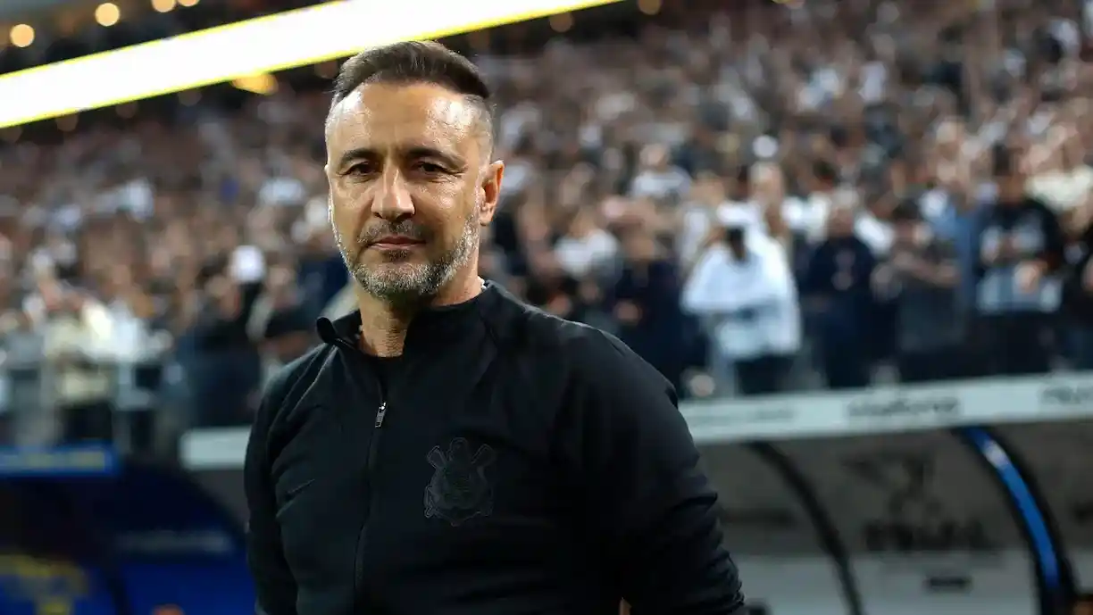 Vítor Pereira deixa Wolverhampton e descarta retorno ao Brasil, incluindo Corinthians, após demissão - Foto: Reprodução