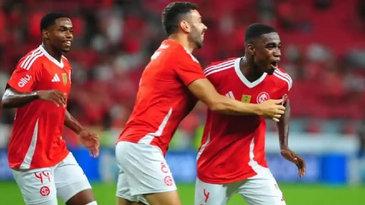 Félix Torres,, ex-Corinthians comemora o seu gol na estreia pelo Internacional; Fiel repercutiu o feito do zagueiro - Foto: Mauro Schaefer 