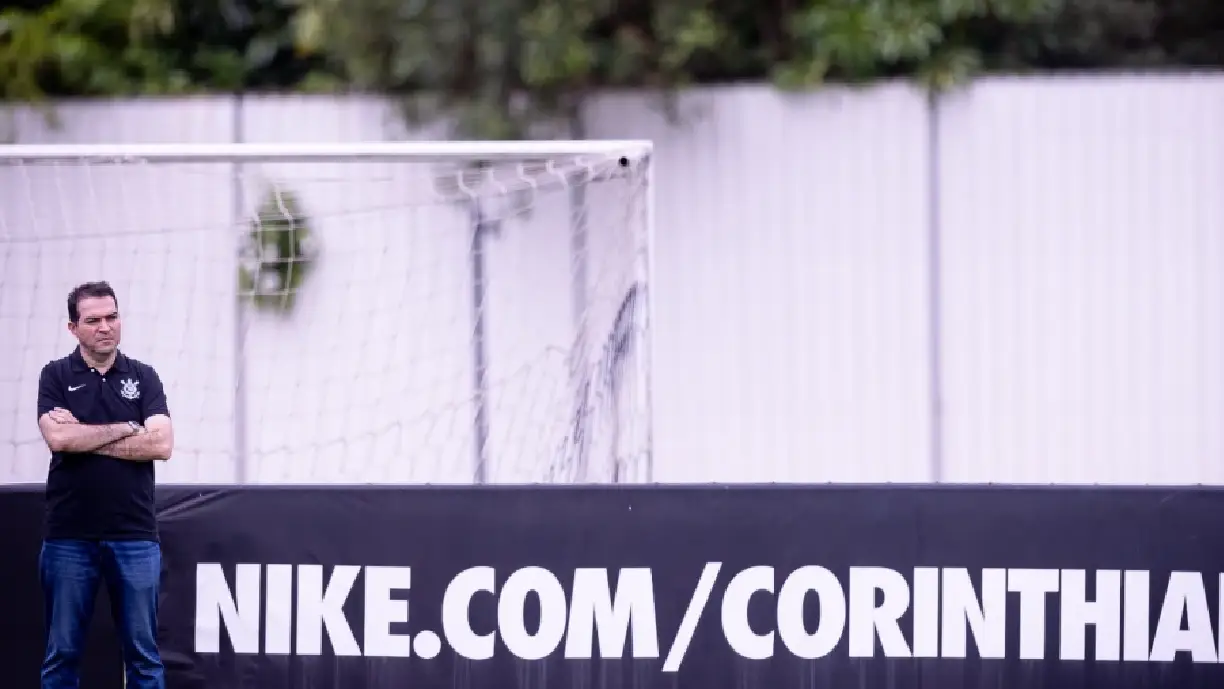 Marcelo Paz inicia seu trabalho no alvinegro paulista e observa as atividades do elenco - Foto: Rodrigo Coca/Agência Corinthians