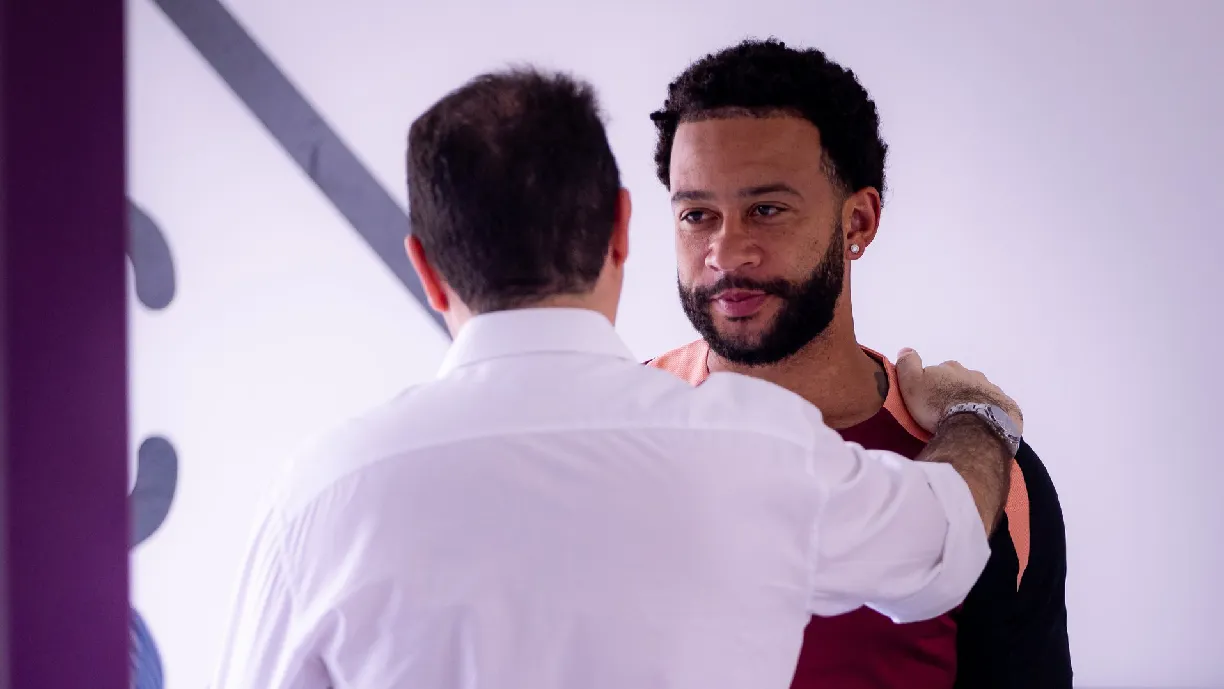 Memphis Depay se reapresenta ao Timão e conversa com Marcelo Paz - Foto: Rodrigo Coca/Agência Corinthians