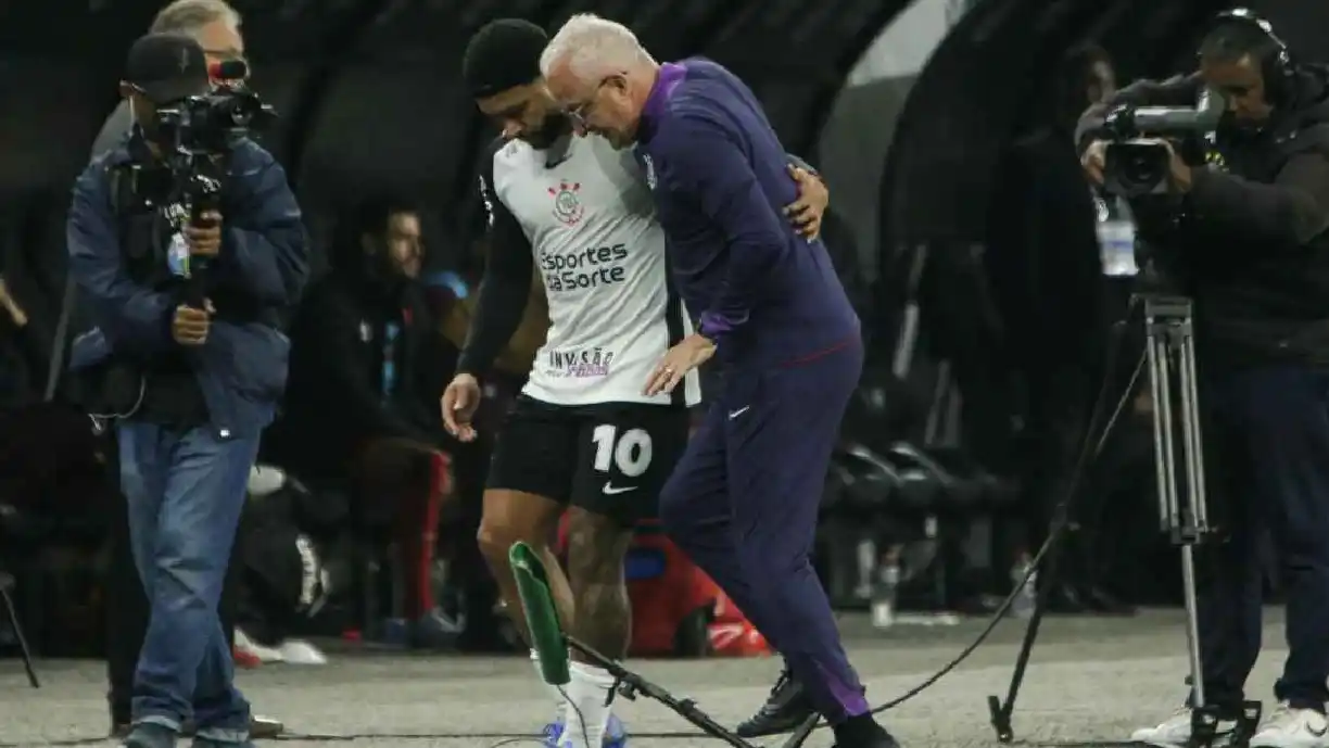 Dorival Júnior fala da expectativa em ter ou não Memphis Depay no clássico entre Santos e Corinthians pelo Paulistão - Foto: Vinicius Nunes