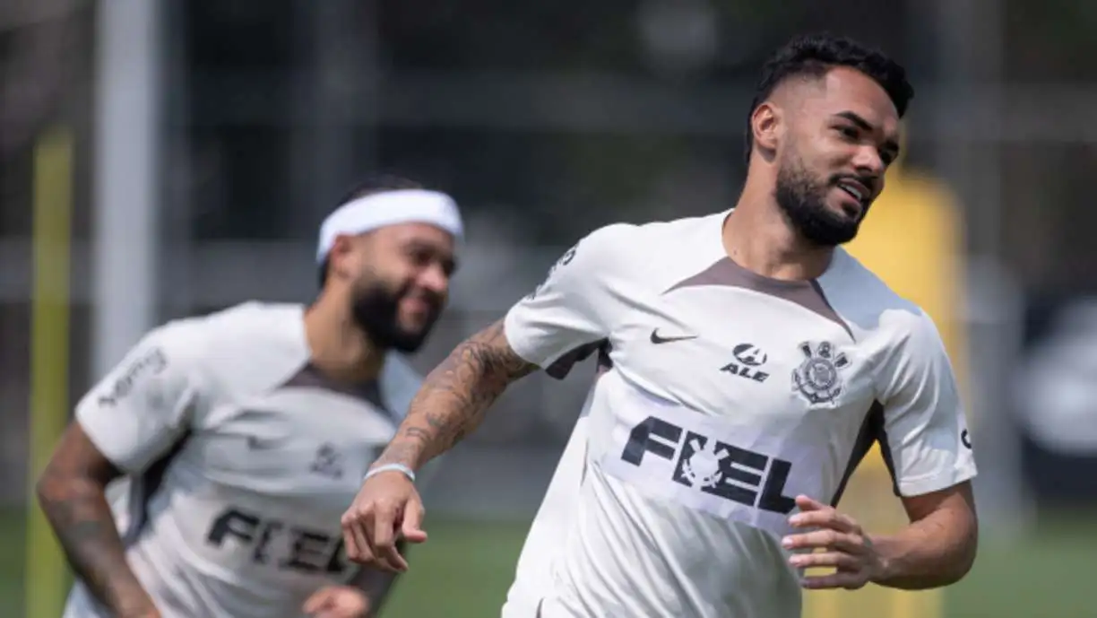 Memphis Depay e Raniele não estiveram em campo com o restante do elenco do Corinthians - Foto: Rodrigo Coca/Agência Corinthians