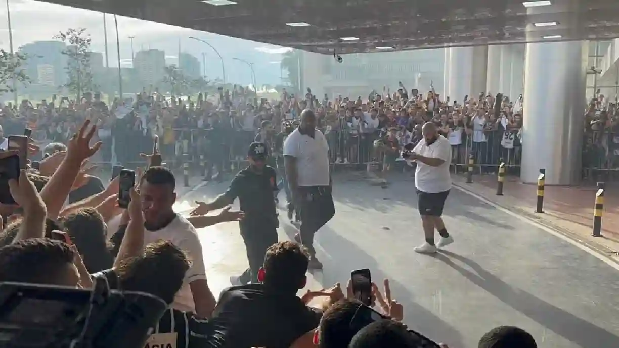 Memphis recebe o carinho da torcida do Corinthians antes da Supercopa Rei contra o Flamengo - Foto: Vitor Chicarolli