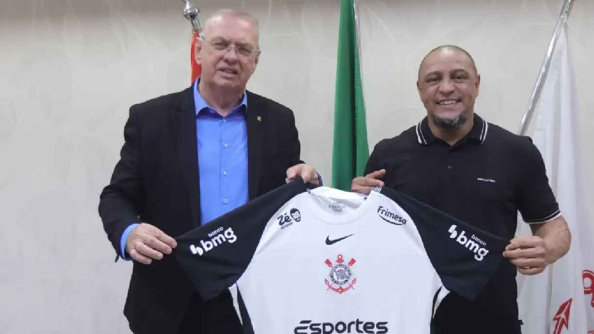 Roberto Carlos e Osmar Stabile trocam camisa em visita do ex-Timão e embaixador do Real Madrid - Foto: José Manoel Idalgo/Agência Corinthians