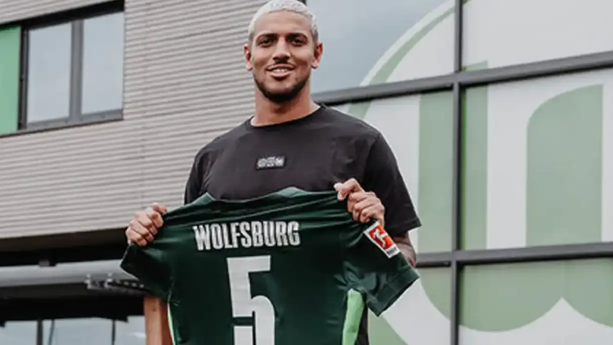 Vinícius Souza interessa ao Corinthians que procura um primeiro volante após a saída de Maycon -  Foto: Wolfsburg