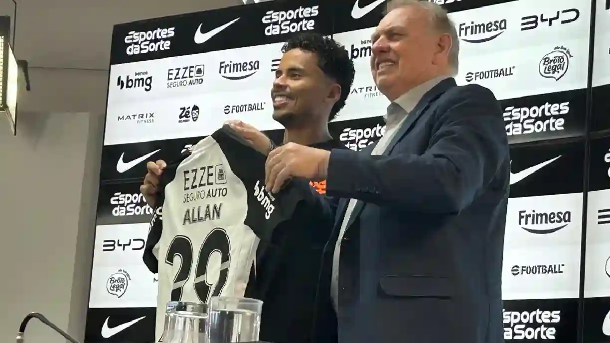 Allan ao lado de Osmar Stabile em sua apresentação oficial como jogador do Corinthians - Foto: André Costa/Gazetta Press