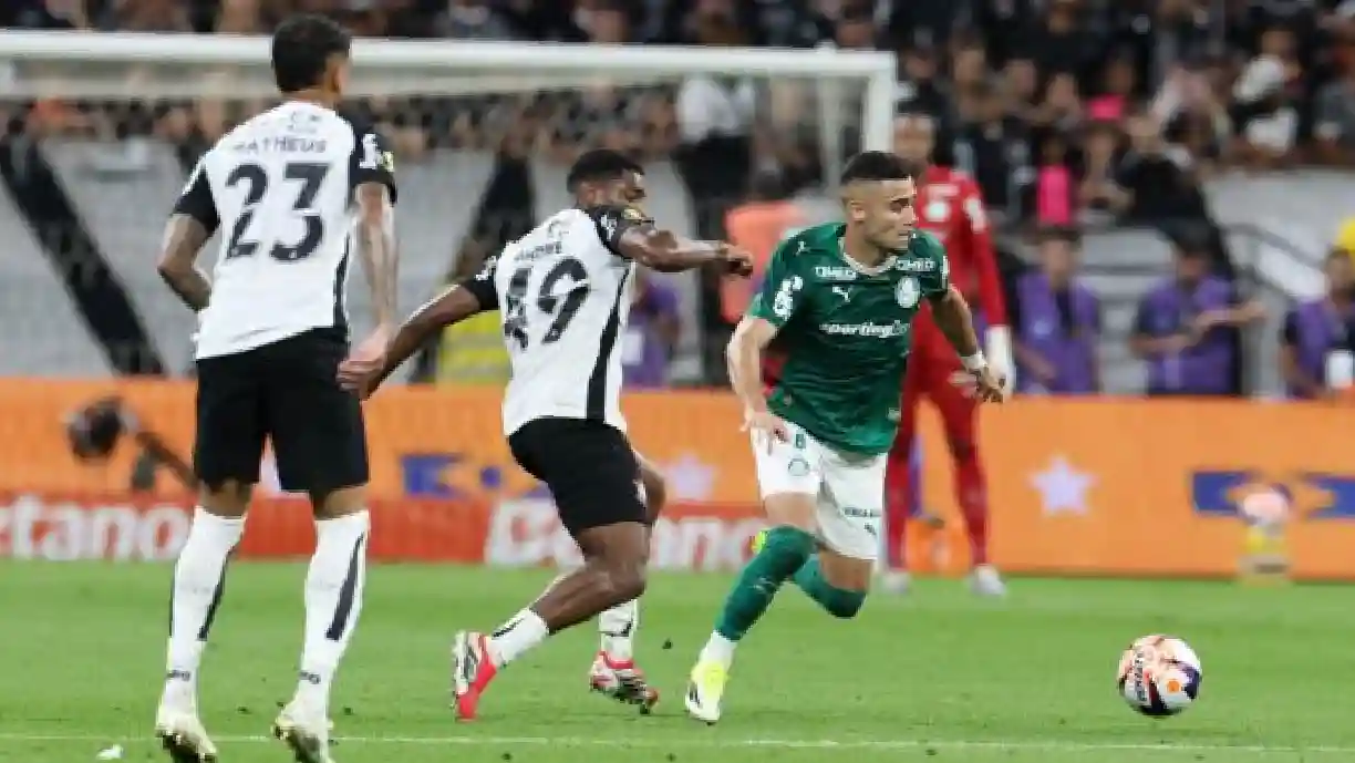 Andreas Pereira pode ser denunciado após interferir na cobrança de pênalti para o Corinthians - Foto: Cesar Greco/Palmeiras