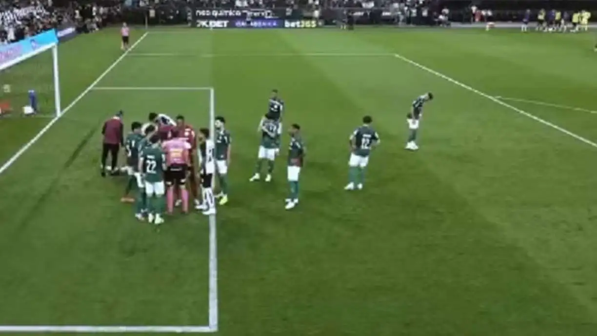 Andreas Pereira danificou a marca do pênalti antes da cobrança de Memphis em Corinthians e Palmeiras - Foto: Reprodução/HBO Max