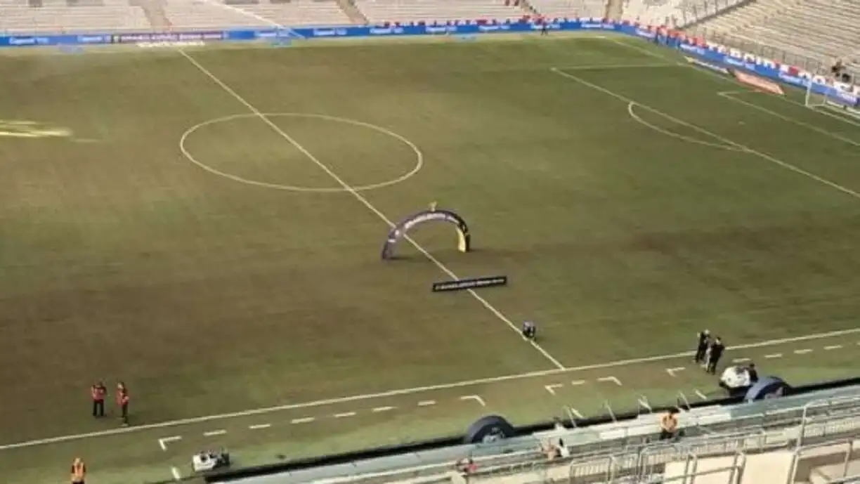 Marcelo Paz faz comentários do gramado sintético da Arena da Baixada, após jogo do Corinthians - Foto: Reprodução/De Olho no Peixe
