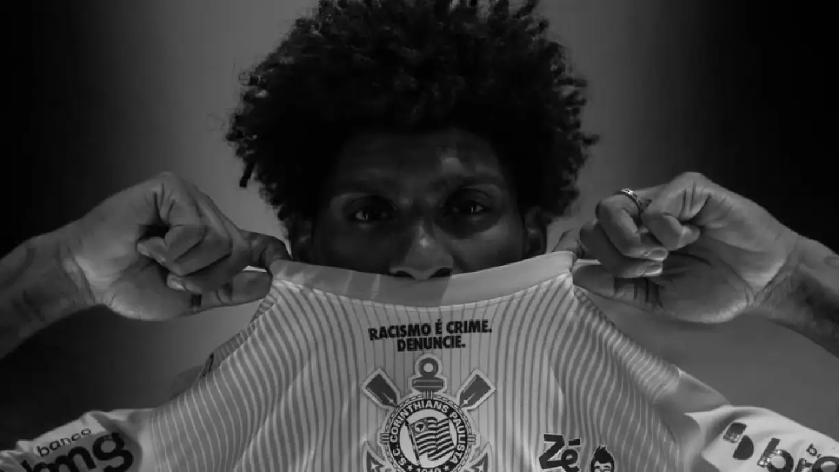 Hugo Souza e Timão promoveram ação em duelo diante do Cruzeiro contra atos de racismo e pedindo para que crime seja denunciado - Foto: Corinthians