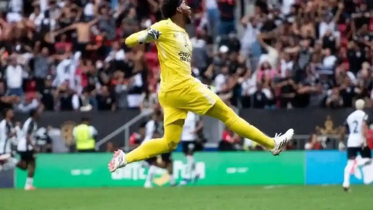 Hugo Souza ganhou o seu terceiro troféu pelo Corinthians, desde que chegou a equipe do Parque São Jorge - Foto: Delmiro Júnior/Estadão Conteúdo