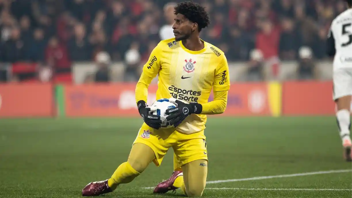 Hugo Souza tem expectativa de ser convocado para a Copa do Mundo e indica jogador do Corinthians que merece uma chance - Foto: Eduardo Somer