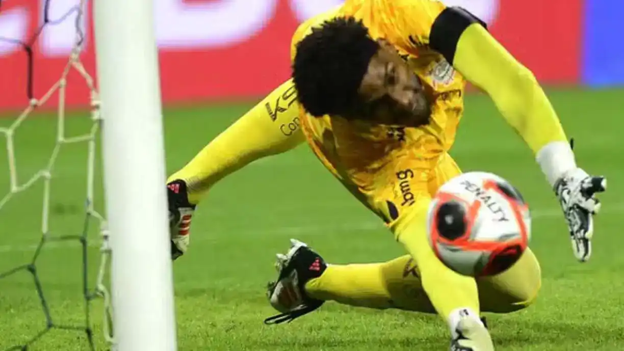 Hugo Souza espera seguir com a boa fase no Corinthians, em busca de disputar a Copa do Mundo deste ano - Foto: Marcos Ribolli