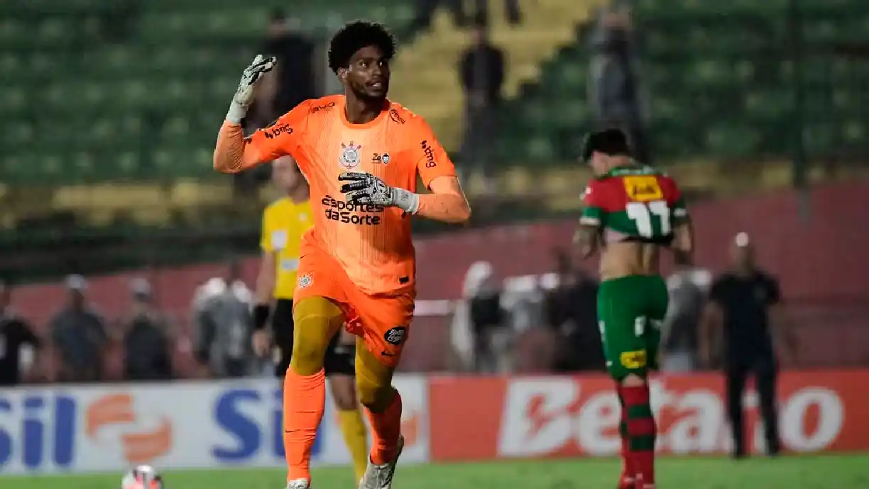 Corinthians se classifica no Paulistão, mas Hugo Souza sofre racismo de torcedores da Portuguesa - Foto: Marcos Ribolli