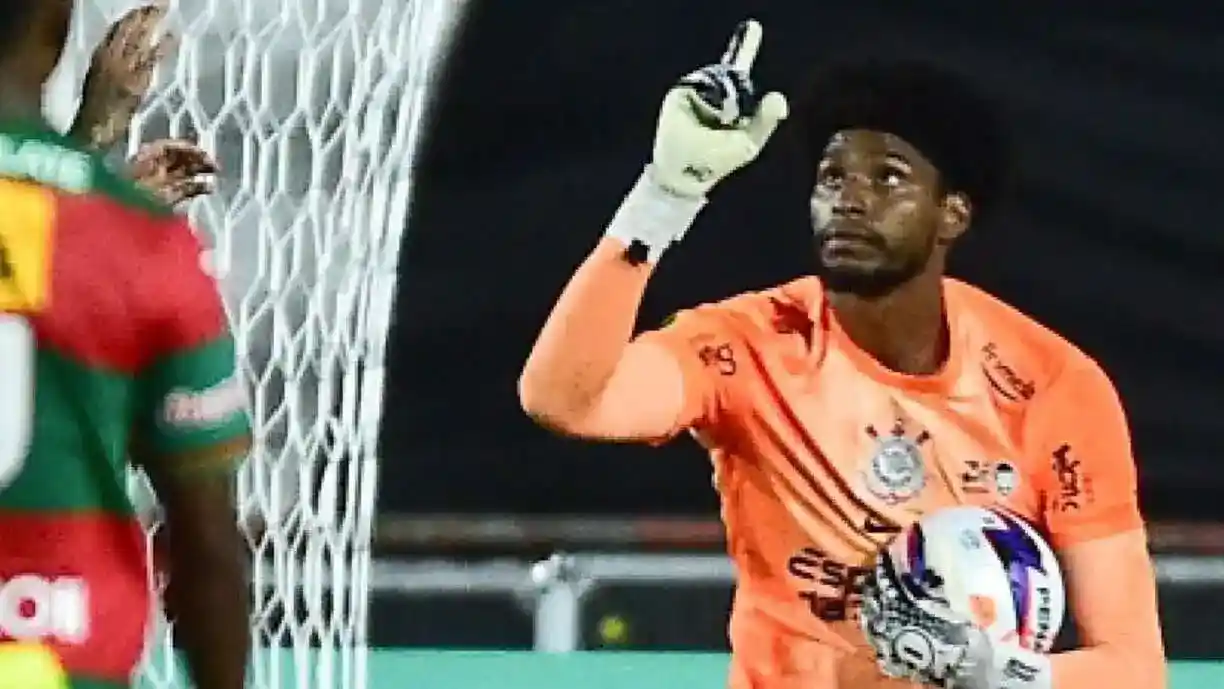 Hugo Souza decide a disputa de pênaltis e o Corinthians elimina a Portuguesa - Foto: Mauro Horita/Agência Paulistão