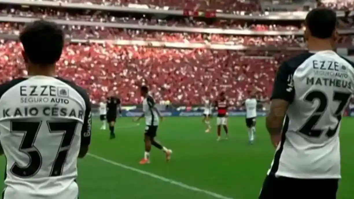 O Corinthians contratou seis atletas nesta temporada de 2026 e a diretoria ainda observa o mercado - Foto: Reprodução/Premiere FC