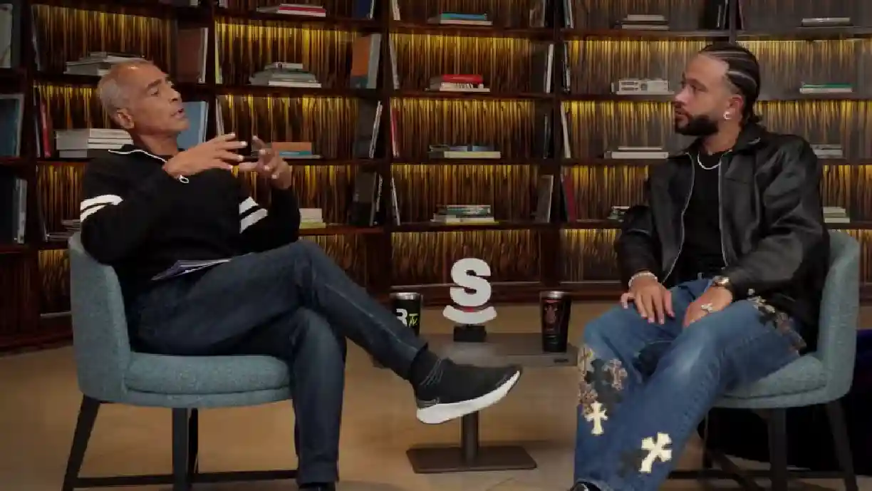 Memphis Depay fala dos desafios de jogar no Corinthians e se existem chances de renovação para a Romário TV - Foto: Youtube