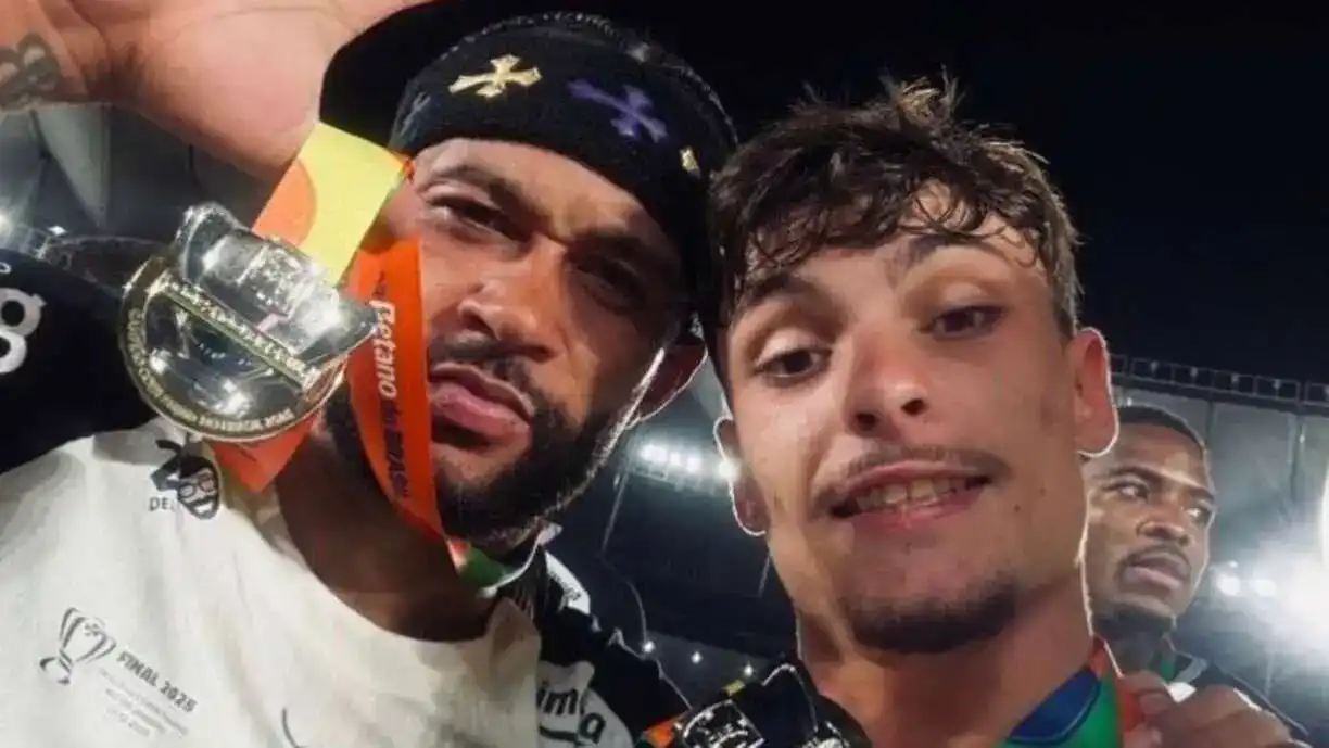 Breno Bidon elogia Memphis Depay e comenta sobre uma saída do Corinthians para o futebol europeu - Foto: Reprodução