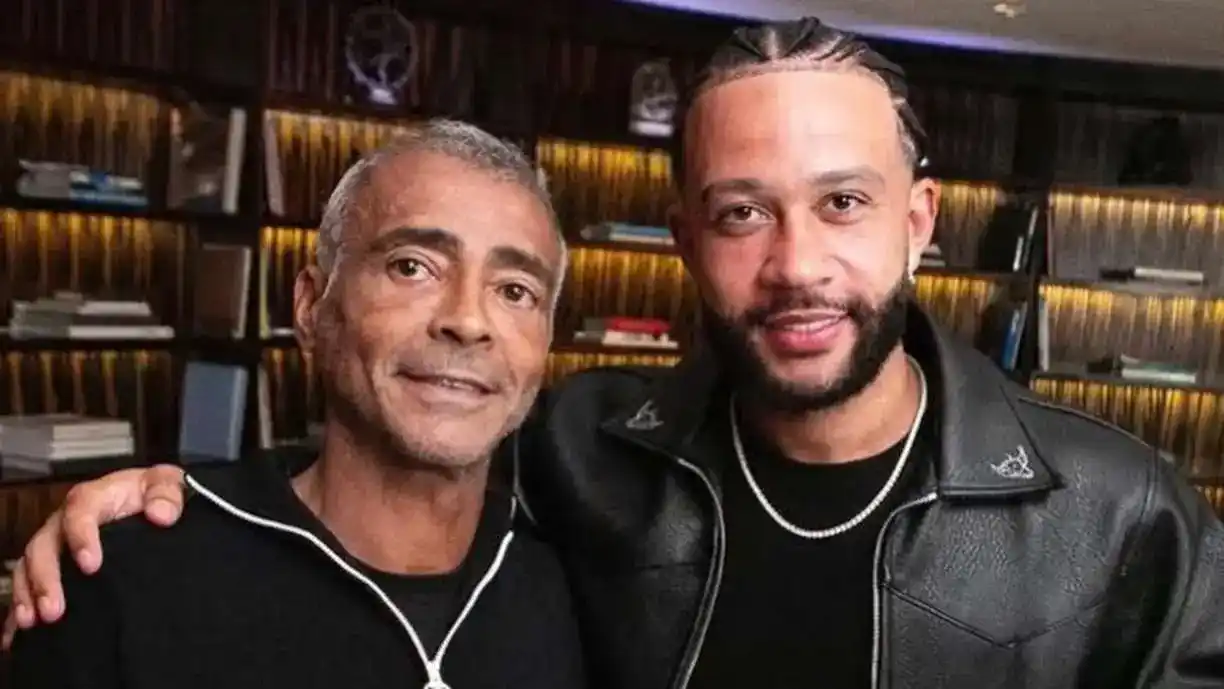 Memphis Depay bateu um longo papo com o ex-atacante Romário, em relação a sua passagem pelo Corinthians - Foto: Reprodução