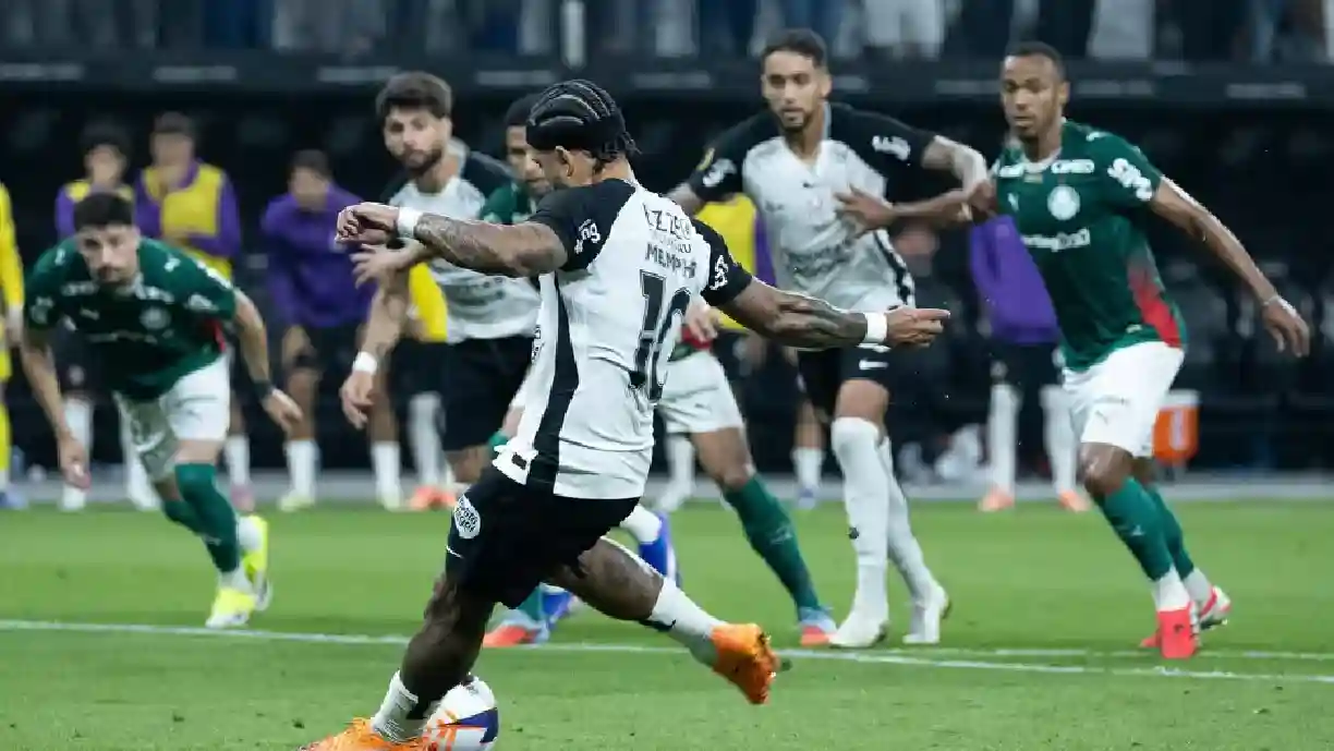 Memphis Depay errou o pênalti cobrado no clássico entre Corinthians x Palmeiras na Neo Química Arena - Foto: Léo Barrilari