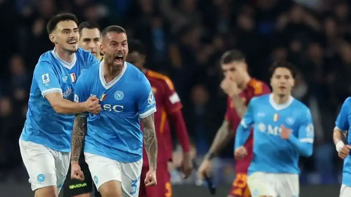 Napoli e Roma fizeram um duelo eletrizante e Antônio Conte comentou sobre atleta com passagem pelo Corinthians - Foto: Reprodução