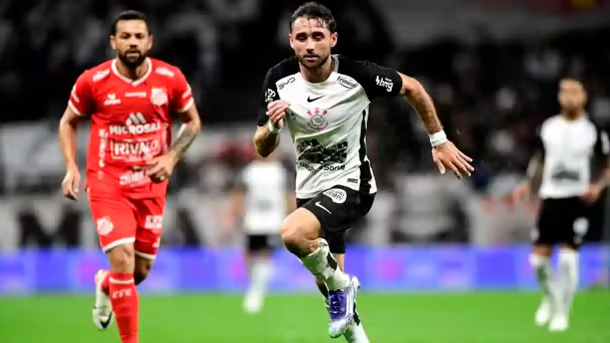 Pedro Milans será uma das novidades do técnico Fernando Diniz, no jogo entre Vitória e Corinthians pelo Campeonato Brasileiro - Foto: Marcos Ribolli