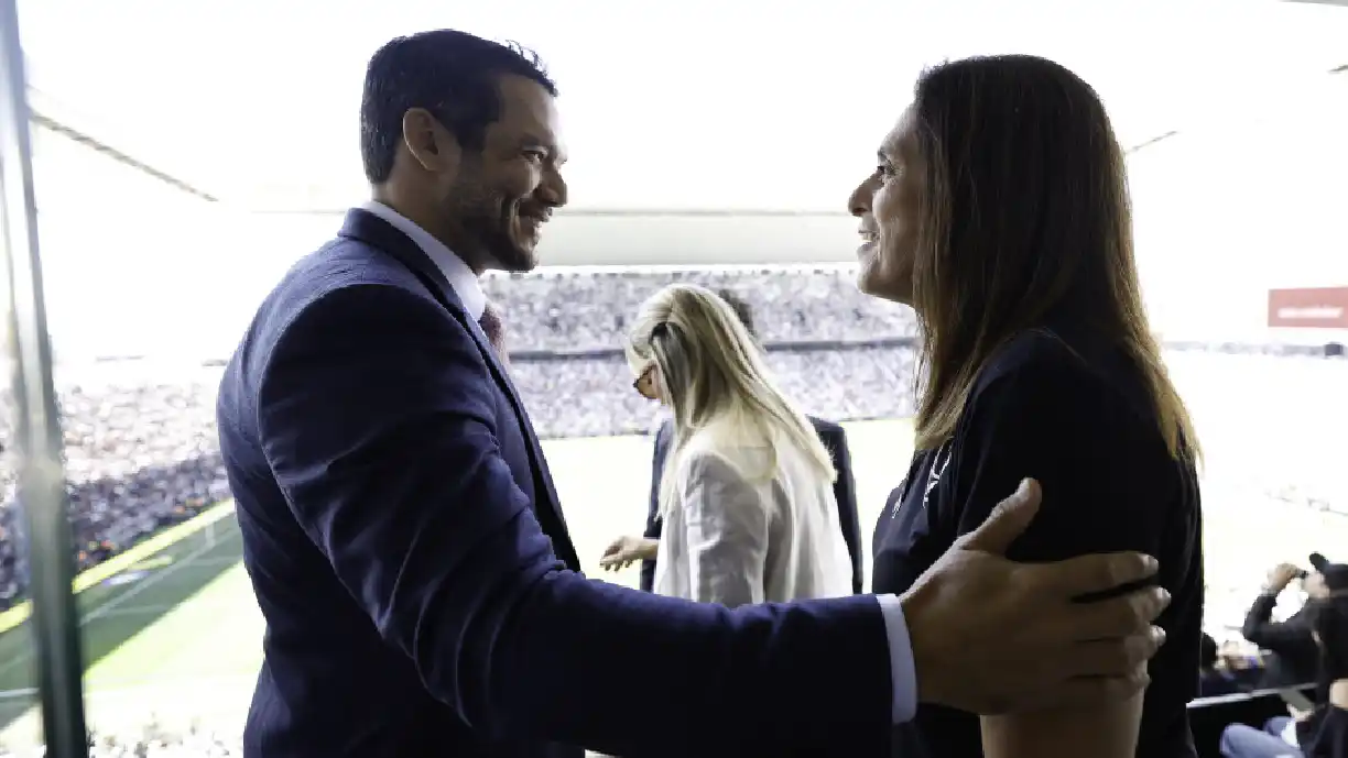 Samir Xaud com Iris Sesso, diretoria do futebol feminino do Corinthians antes da final da Supercopa - Rafael Ribeiro/CBF